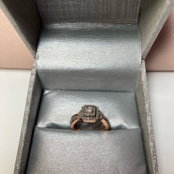 Princess Cut Diamond engagement ring in 10k Rose Gold - Picture 5 of 6